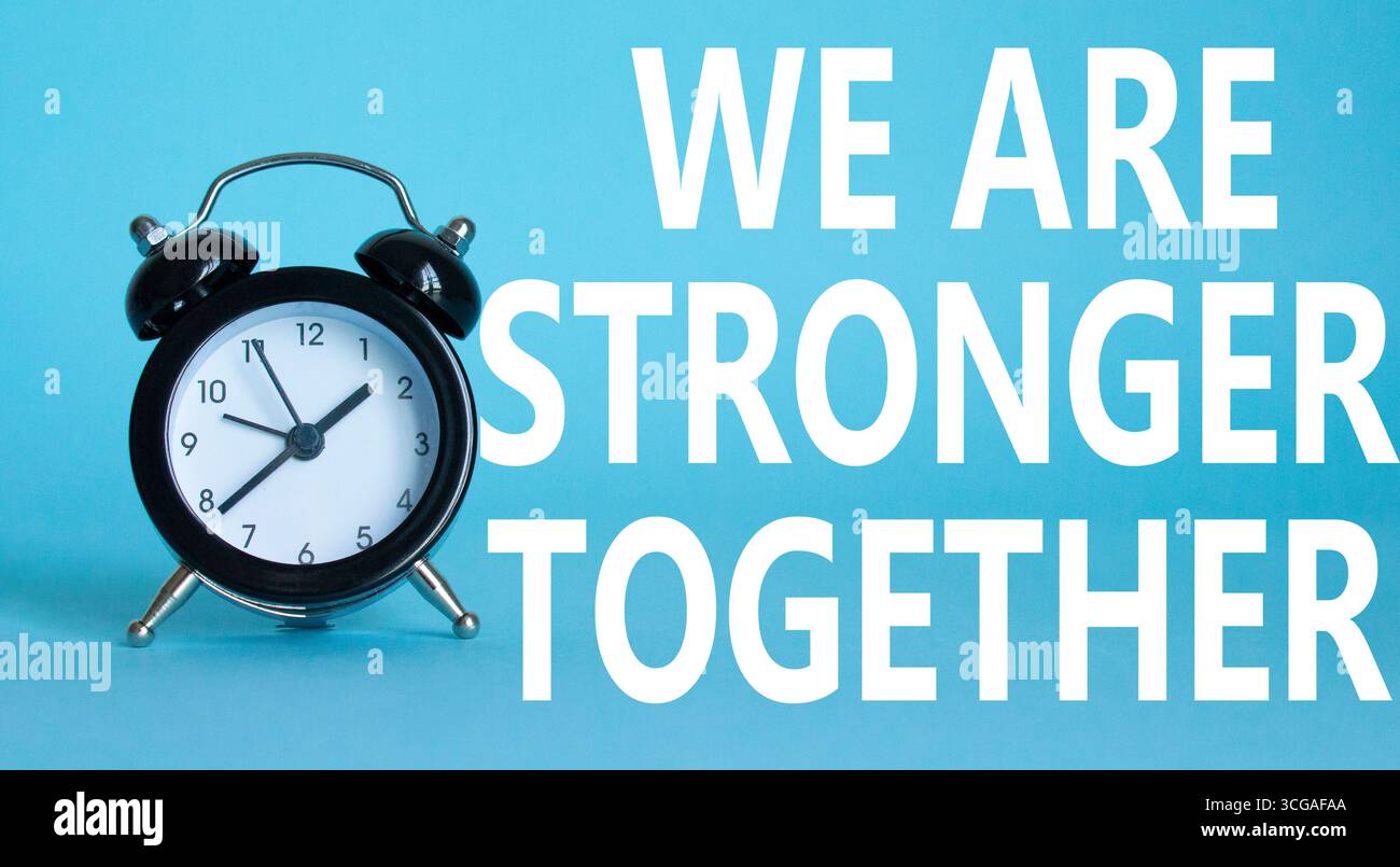 Siamo simbolo insieme più forti. Bellissimo sfondo blu con sveglia con parole che siamo più forti insieme. Noi e gli affari siamo più forti insieme Foto Stock