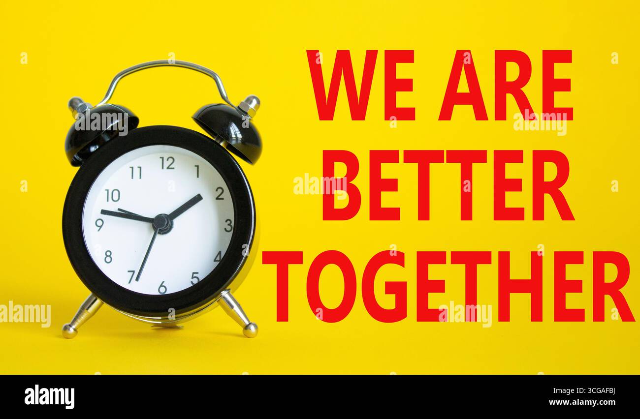 Raccontaci il simbolo della tua storia. Splendido sfondo giallo con sveglia con parole che raccontano la tua storia. Business e raccontaci il tuo concetto di storia. Copia s Foto Stock