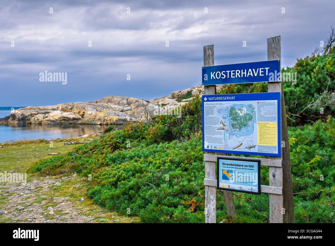 Cartello segnaletico presso la riserva naturale del Parco nazionale di Kosterhavet, sulla costa occidentale della Svezia, Foto Stock