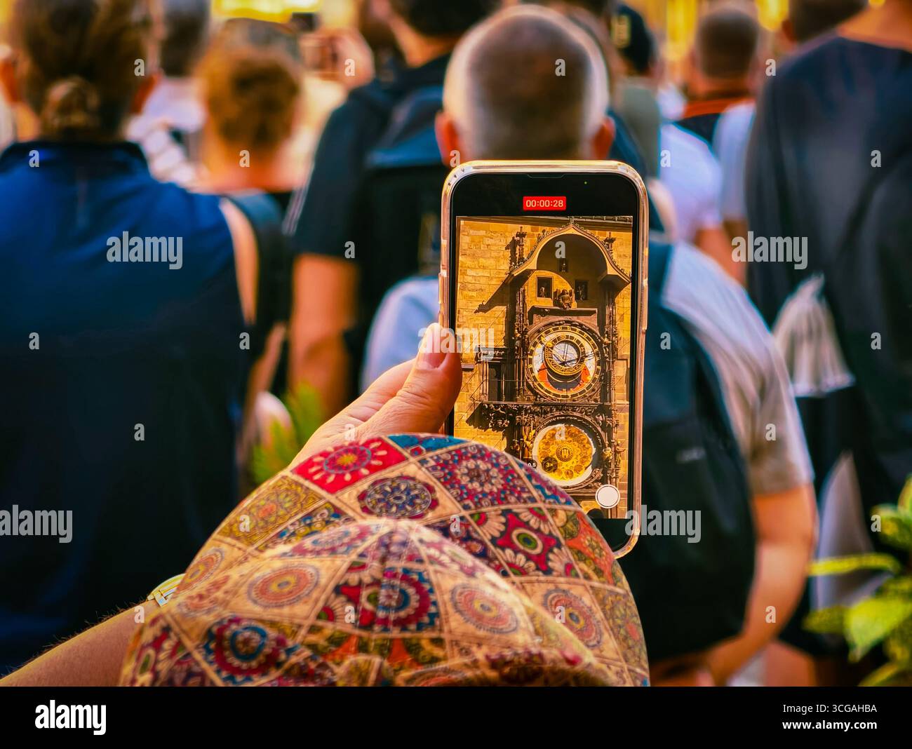 Donna che filma l'iconico orologio Orloj nella Piazza della città Vecchia di Praga: Accattivante videografia mobile che mostra l'orologio in tempo reale per il marketing, i social media e la narrazione visiva di viaggio Foto Stock