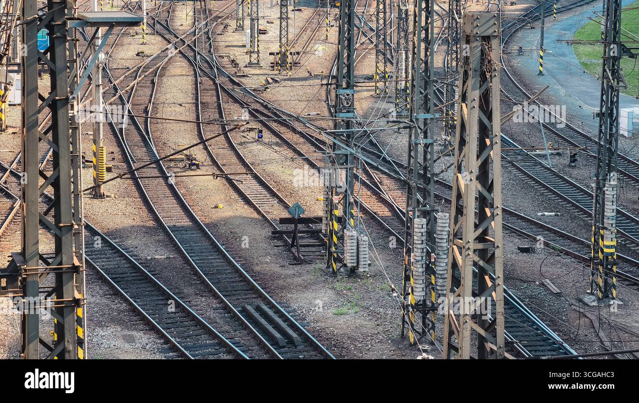 Vista aerea dei binari ferroviari urbani: Accattivante infrastruttura ferroviaria in un ambiente urbano dinamico per scenari digitali, campagne di marketing, fotografia di viaggio e comunicazioni visive creative Foto Stock