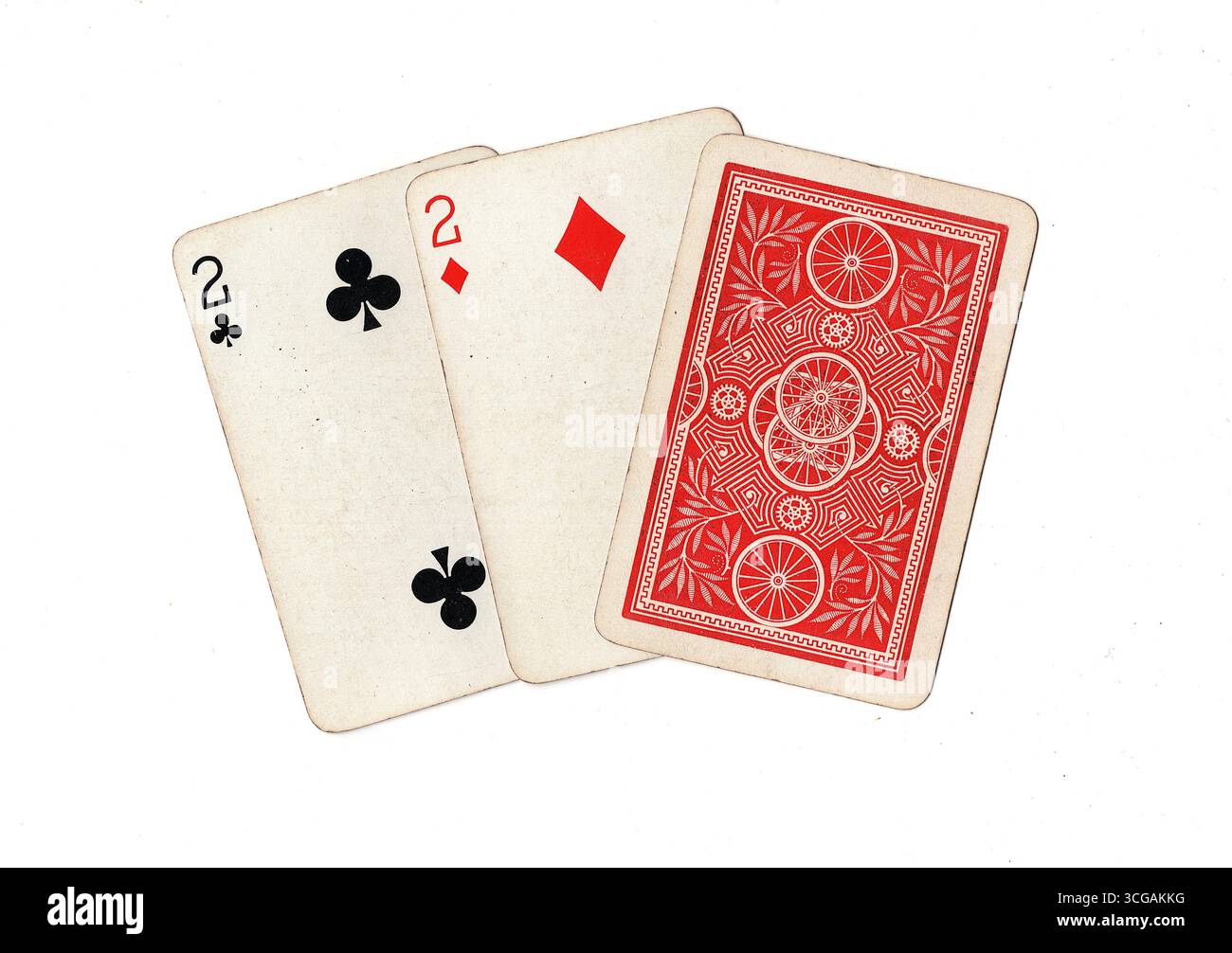 Una mano di carte da gioco vintage che mostra un paio di due rivelati isolati su uno sfondo bianco. Foto Stock