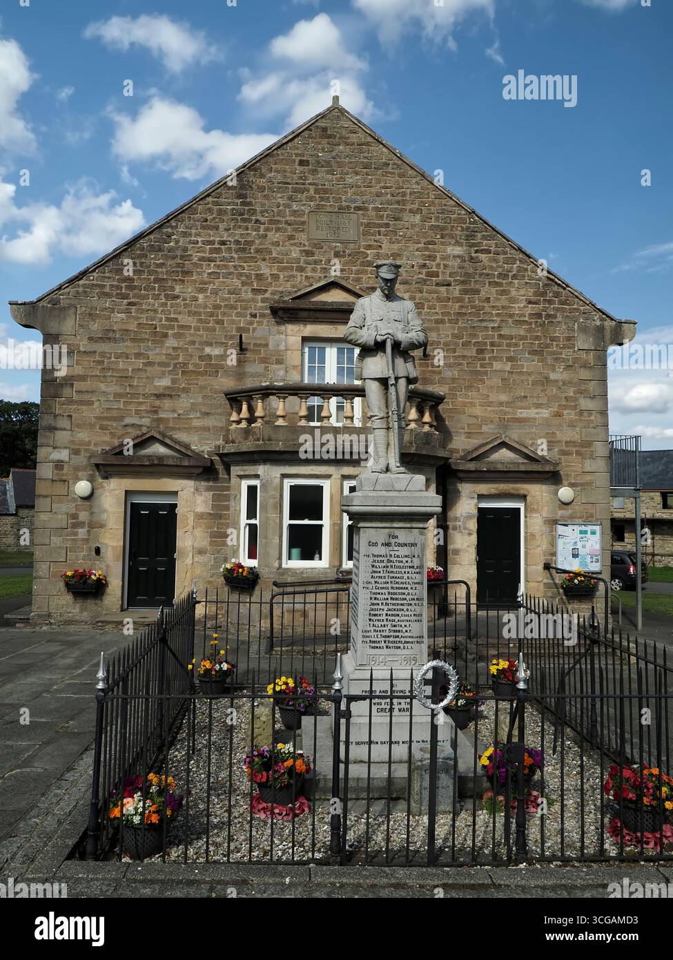 Memoriale di guerra di fronte al Municipio della Cappella di San Giovanni , Cappella di San Giovanni , Weardale , CountyDurham , Inghilterra , Regno Unito Foto Stock