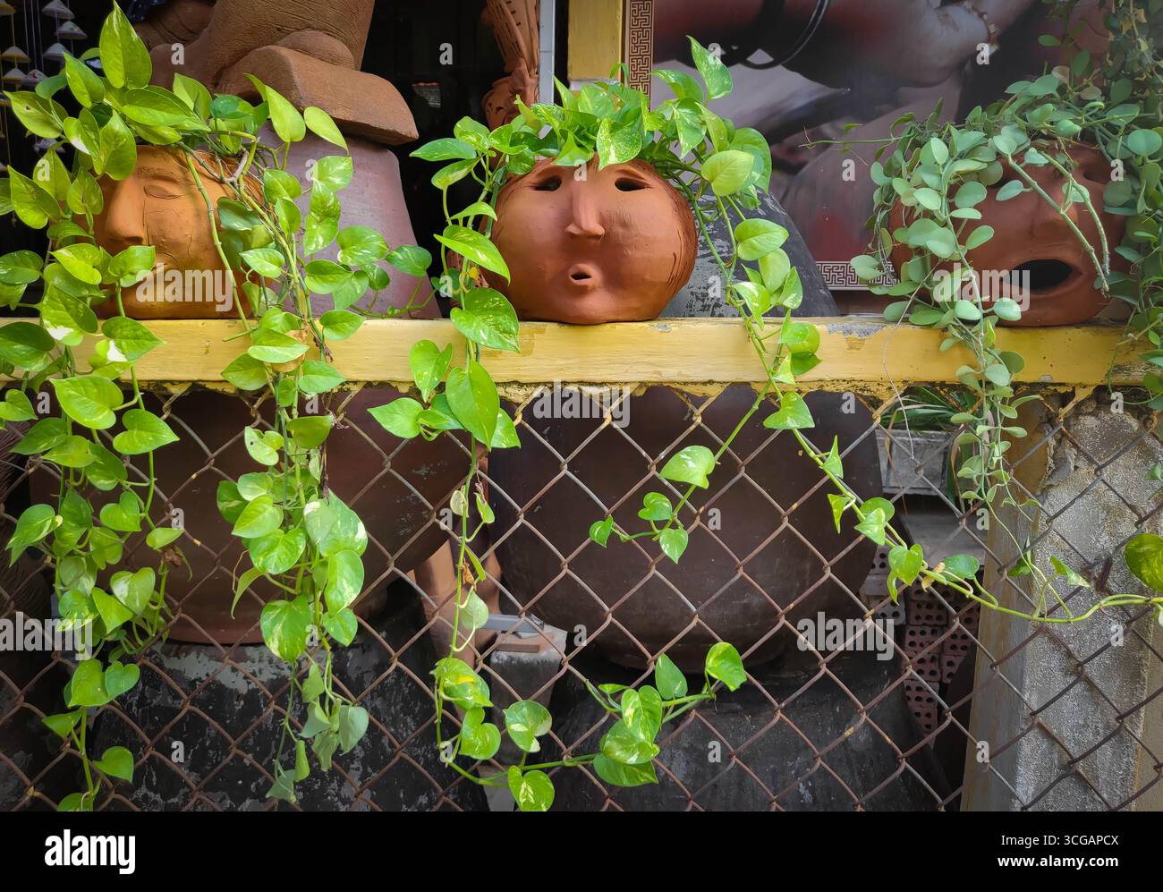 Vivaci bancarelle indiane che vendono cibo locale, artigianato e prodotti colorati, che mostrano vivaci mercati, vita quotidiana, e ricca erita culturale Foto Stock