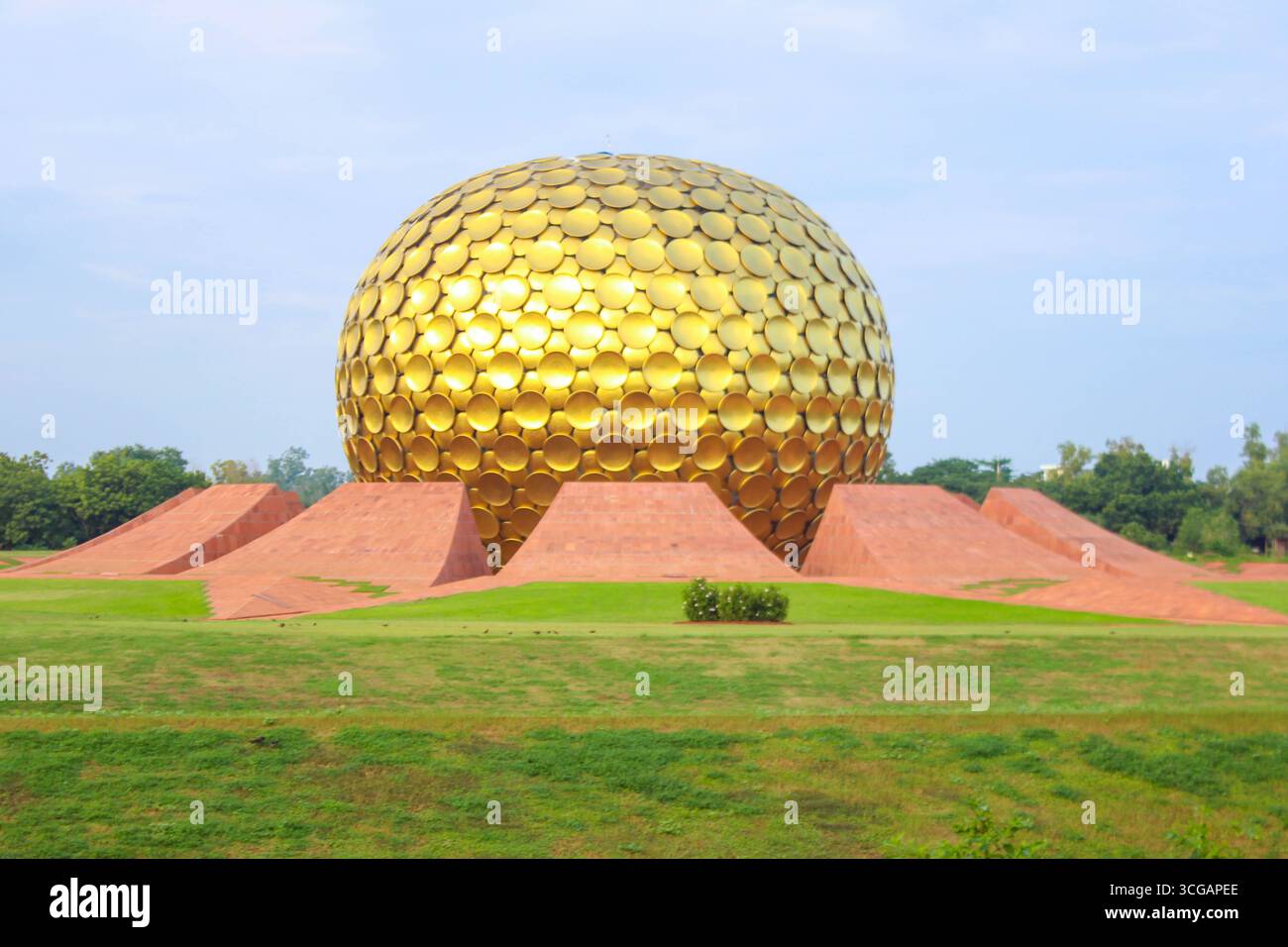 Il Matrimandir ad Auroville, un centro di meditazione sferica dorata circondato da sereni giardini, simboleggia la pace, la spiritualità e l'architettura Foto Stock