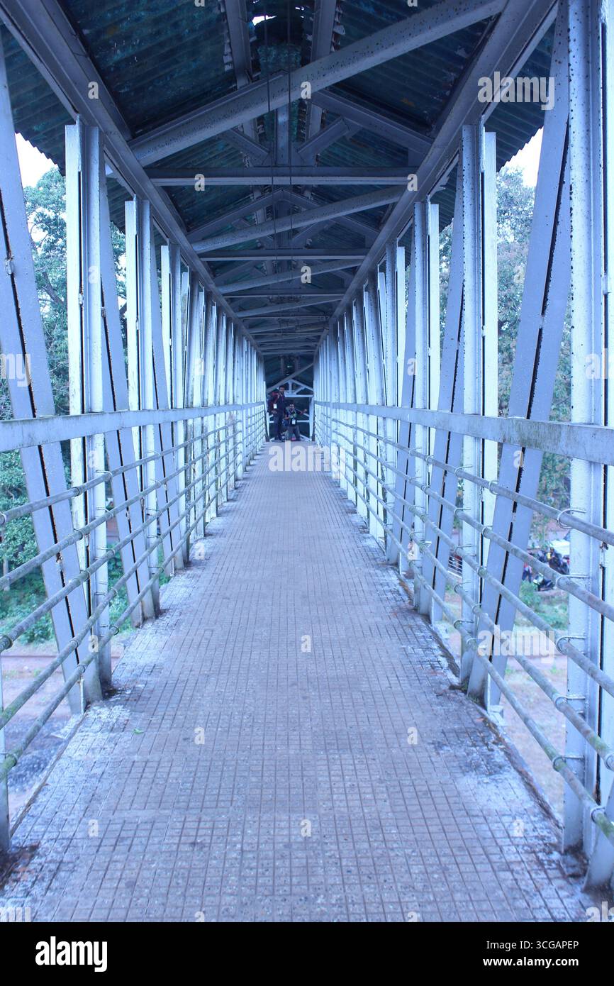 Vista astratta di un ponte che enfatizza simmetria, geometria e modelli architettonici, evidenziando il design strutturale e la prospettiva artistica. Foto Stock