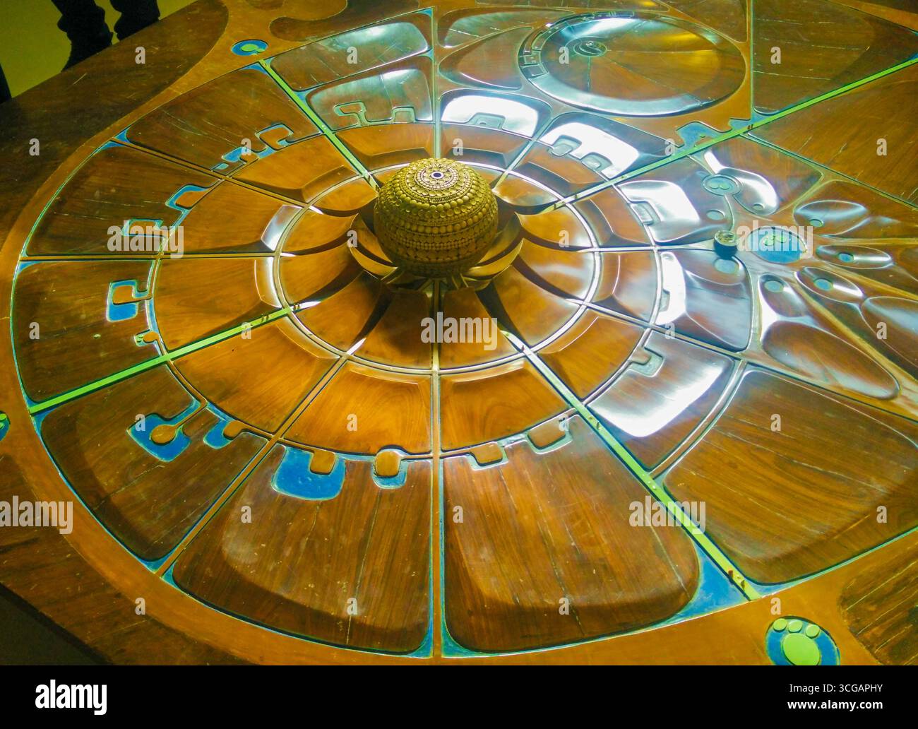 Intricato modello in legno del Matrimandir, il fulcro spirituale e architettonico di Auroville, India. Questa miniatura realizzata a mano cattura l'ic Foto Stock