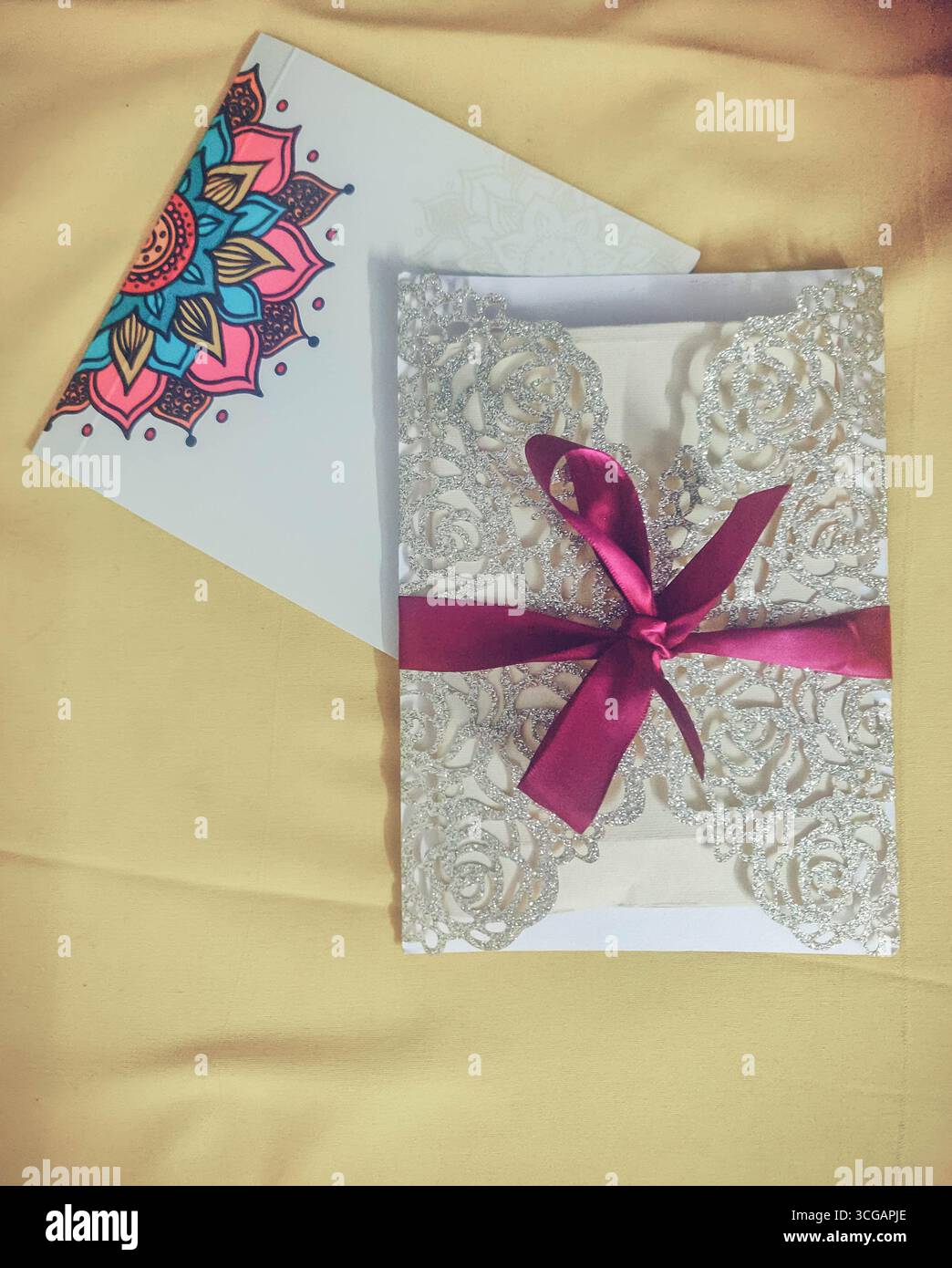 Scrittura creativa di lettere e biglietti d'auguri con disegni fatti a mano, cancelleria colorata, calligrafia e tocchi personali per comunicare con il cuore Foto Stock Scrittura creativa di lettere e biglietti d'auguri con disegni fatti a mano, cancelleria colorata, calligrafia e tocchi personali per comunicare con il cuore Foto Stock