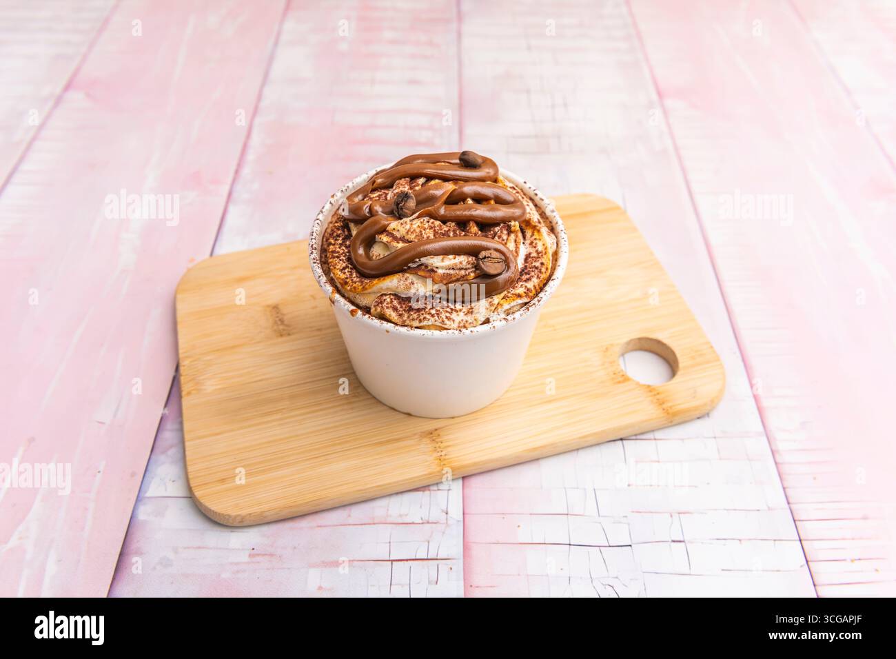 Torta al cioccolato aerata con la tecnica del soufflé freddo, accompagnata da salsa Worcestershire Foto Stock