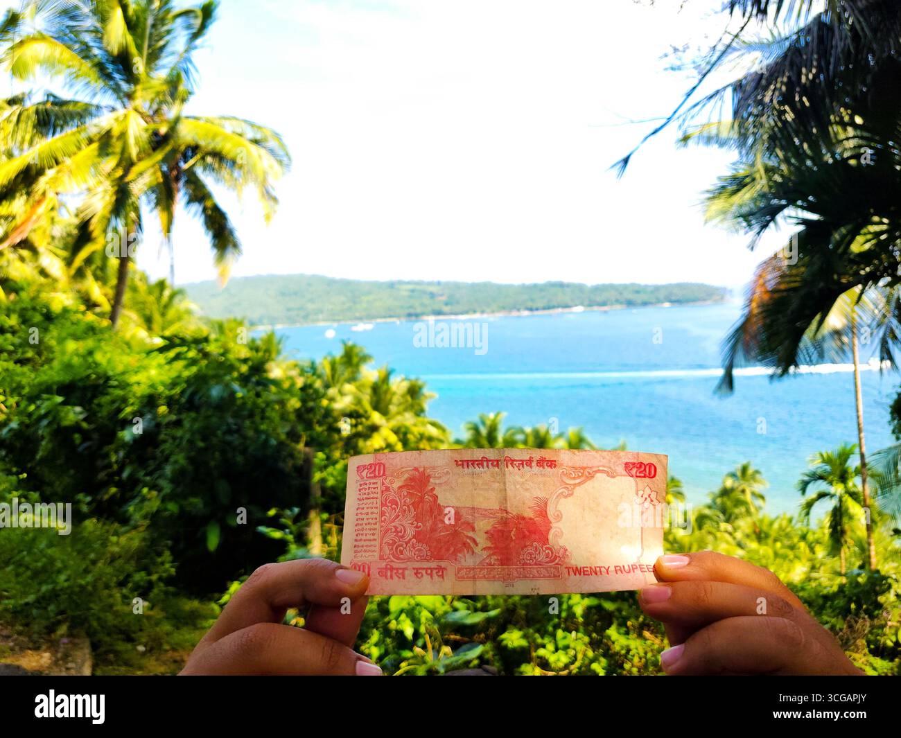 Vista panoramica delle Isole Andamane raffigurata sulle vecchie 20 rupie indiane, evidenziando spiagge tropicali, palme e sereni paesaggi costieri Foto Stock