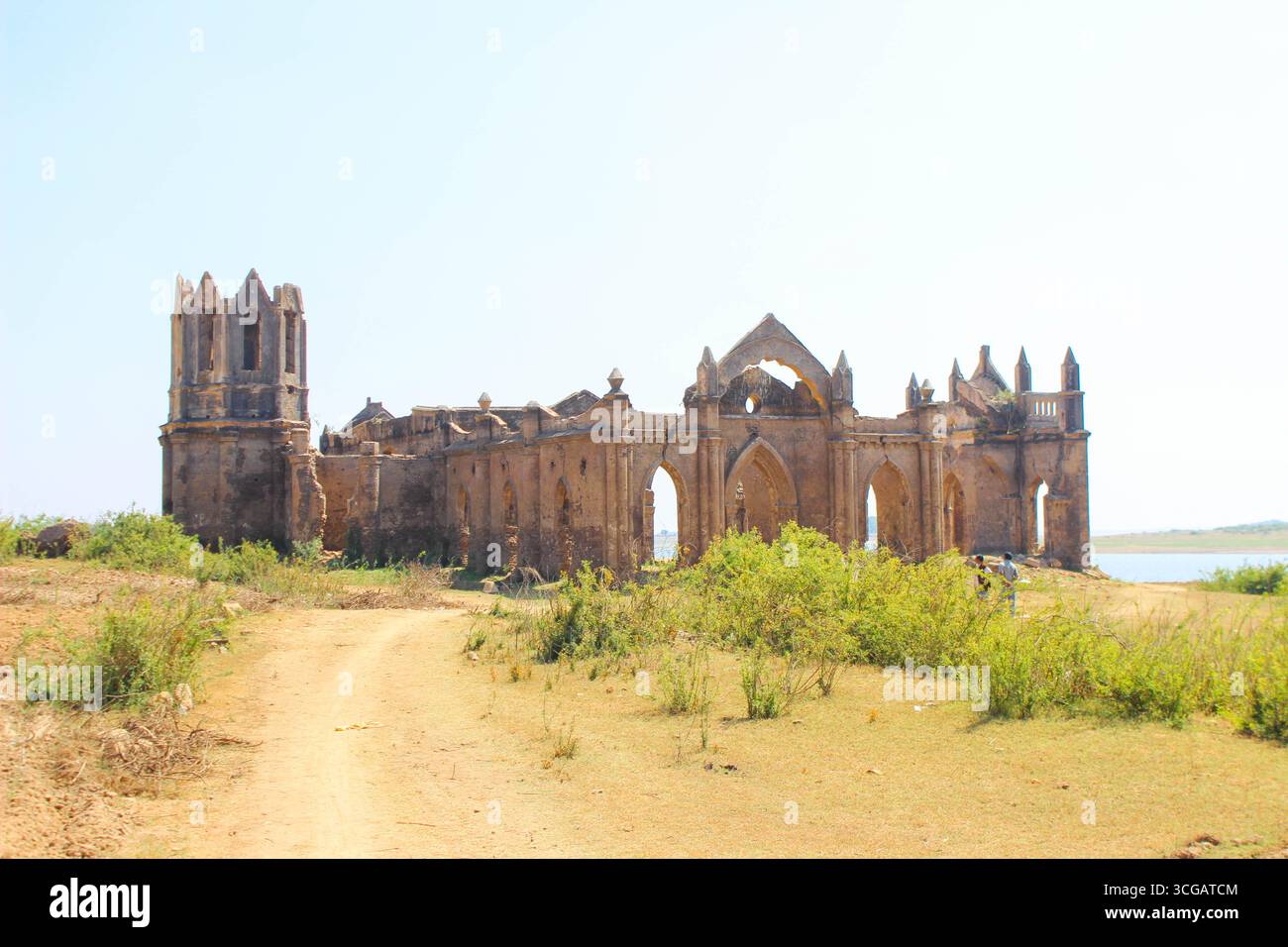 Chiesa di Shettihalli, Karnataka, una chiesa abbandonata in stile gotico che si erge intatta sulla riva del fiume, che mostra l'architettura coloniale e il fascino storico prima dell'immersione stagionale. Foto Stock