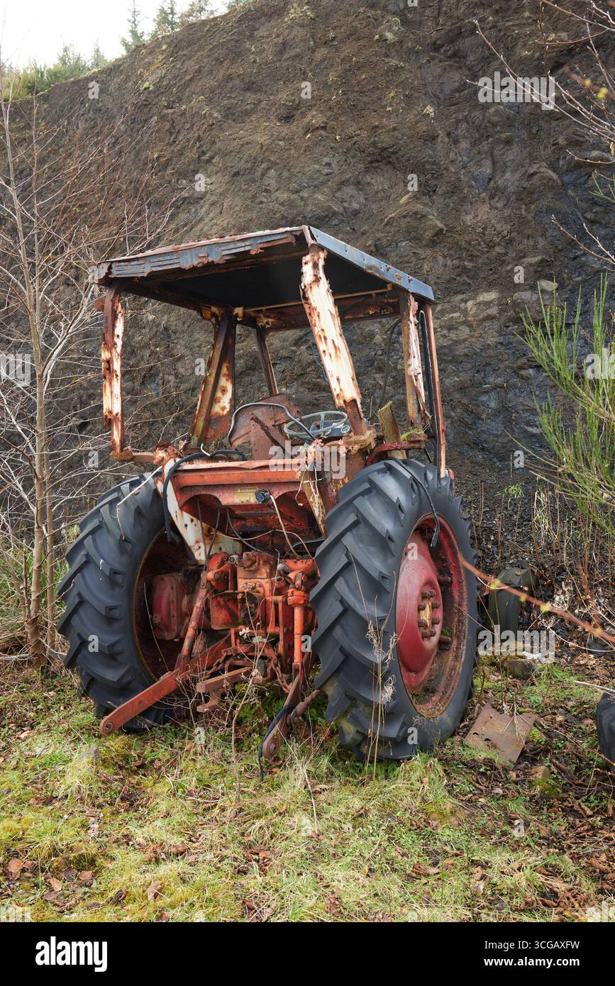 Ardfern, Argyll e Bute, Scozia, Regno Unito. 26 febbraio 2025. Un trattore abbandonato si trova in decomposizione e in una cava in disuso Foto Stock