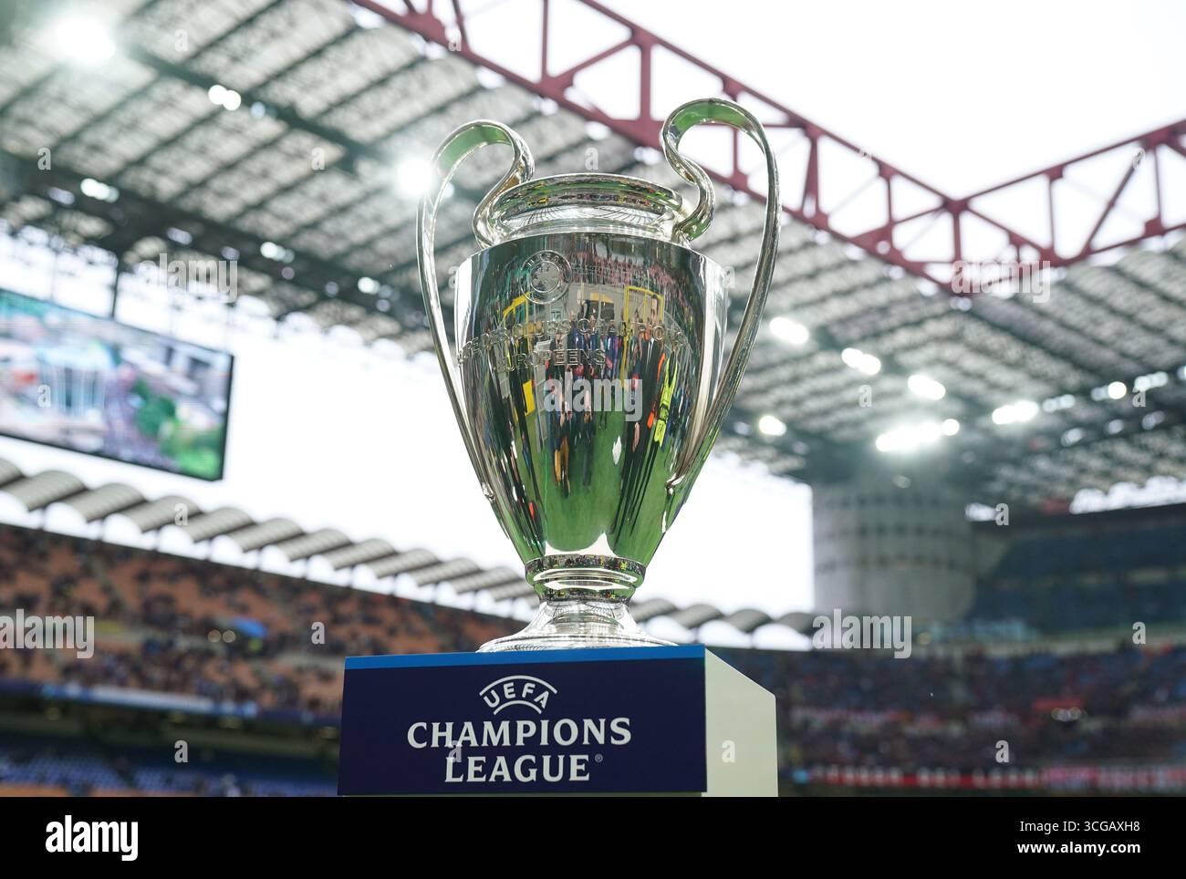 Milano, Italia. 16 maggio 2023. Foto Spada/LaPresse 16 maggio 2023 - Milano, Italia - sport, calcio - FC Internazionale vs AC Milan - semifinale Champions League ritorno- Stadio Giuseppe Meazza San Siro. Nella foto : il Trofeo 16 maggio 2023 Milano, Italia - sport, calcio - FC Internazionale vs AC Milan - semifinale di Champions League andata e ritorno - Stadio San Siro. Nella foto: Il credito del trofeo: LaPresse/Alamy Live News Foto Stock