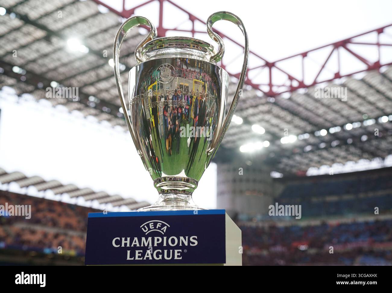 Milano, Italia. 16 maggio 2023. Foto Spada/LaPresse 16 maggio 2023 - Milano, Italia - sport, calcio - FC Internazionale vs AC Milan - semifinale Champions League ritorno- Stadio Giuseppe Meazza San Siro. Nella foto : il Trofeo 16 maggio 2023 Milano, Italia - sport, calcio - FC Internazionale vs AC Milan - semifinale di Champions League andata e ritorno - Stadio San Siro. Nella foto: Il credito del trofeo: LaPresse/Alamy Live News Foto Stock
