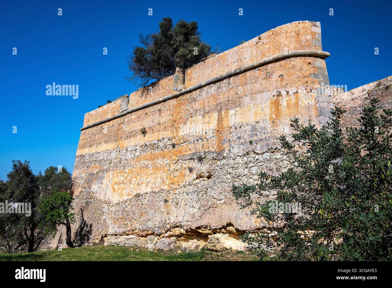 Mura della città che circondano il centro storico di Lagos, Portogallo Foto Stock