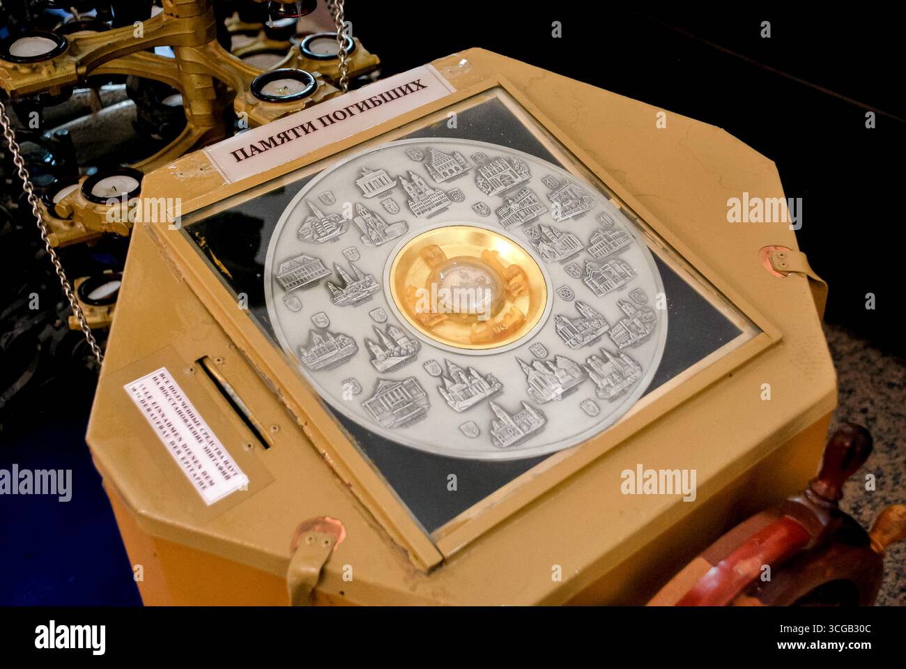 Kaliningrad, Russia - 01 maggio 2013 - esposizione di manufatti storici: Rilievo circolare con motivi architettonici. Foto Stock