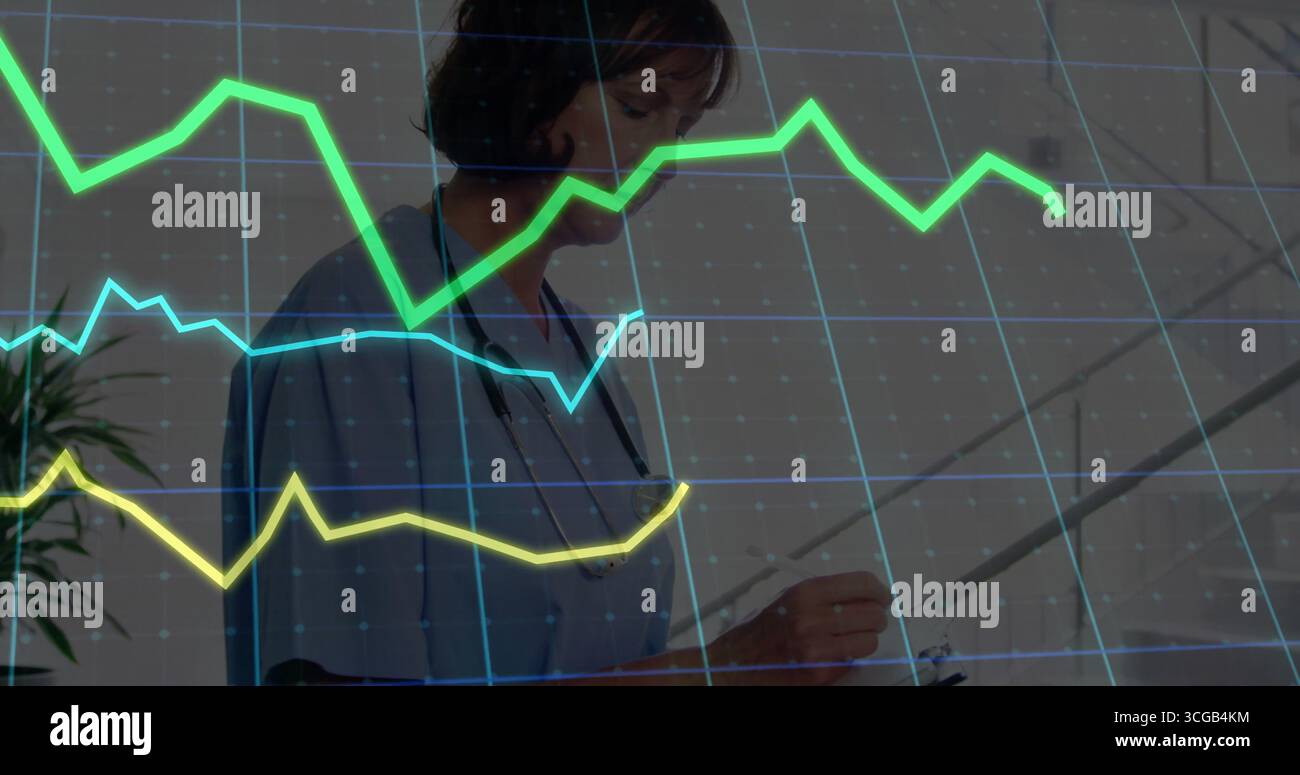 Lavoratore medico donna che esamina i grafici della griglia sugli appunti in clinica, con stetoscopio, pianta in vaso Foto Stock