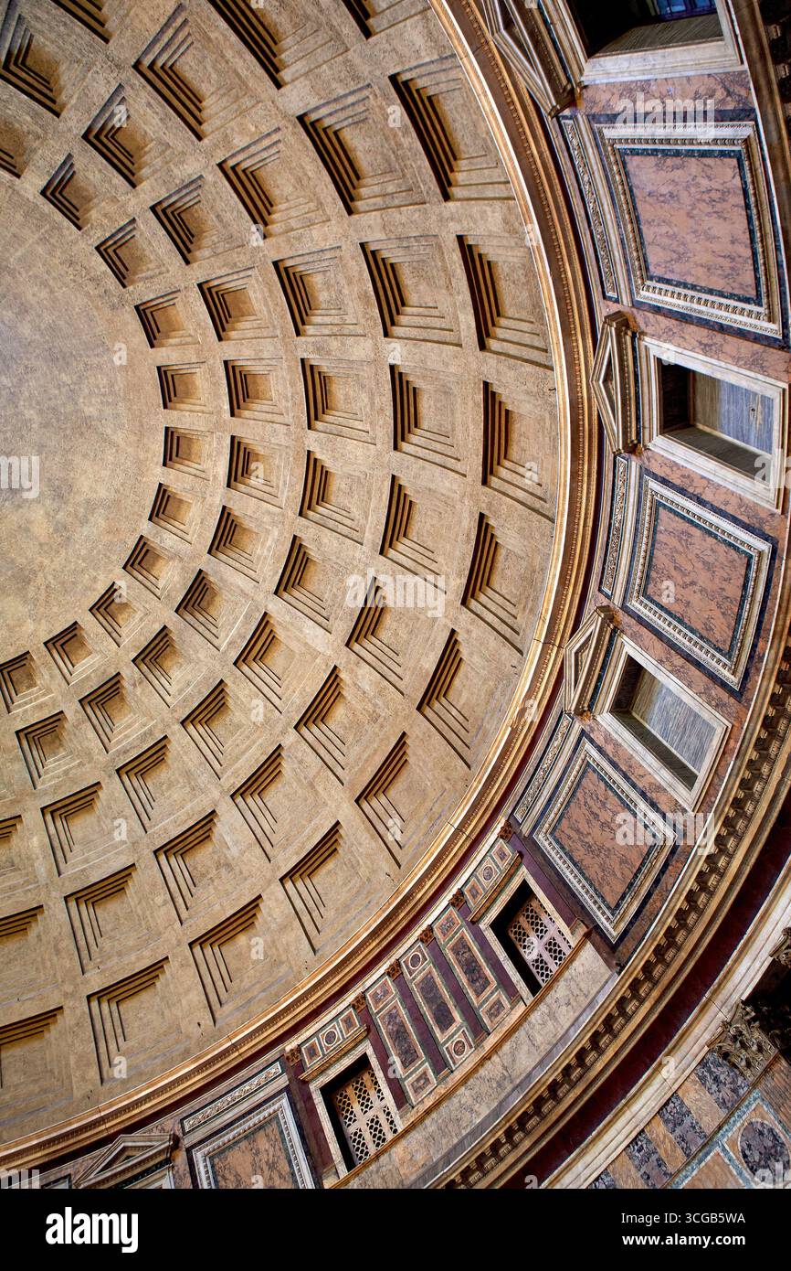 Vista dal basso angolo del Pantheon di Roma Foto Stock