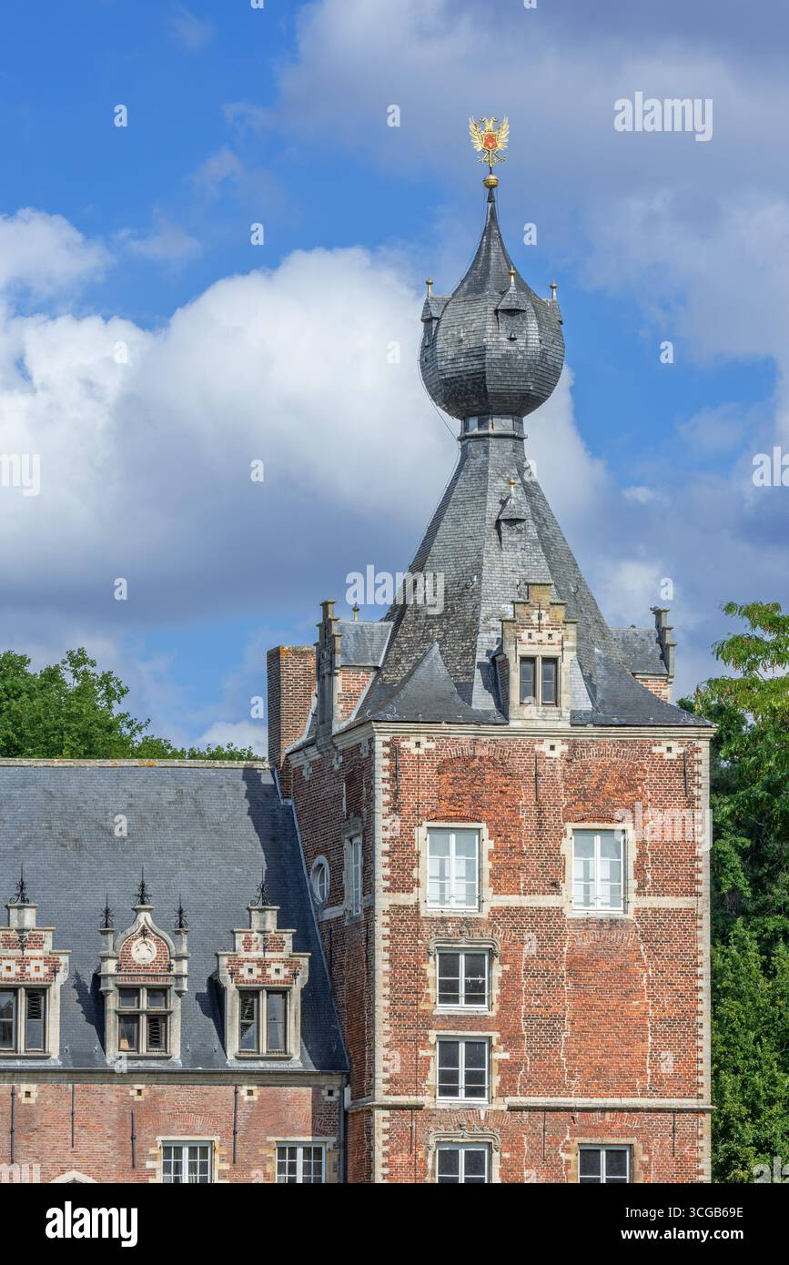 Castello di Arenberg, rinascimento fiammingo del XVI secolo château, con cupola a cipolla con Reichsadler / Aquila Imperiale a Heverlee, Brabante fiammingo, Belgio Foto Stock