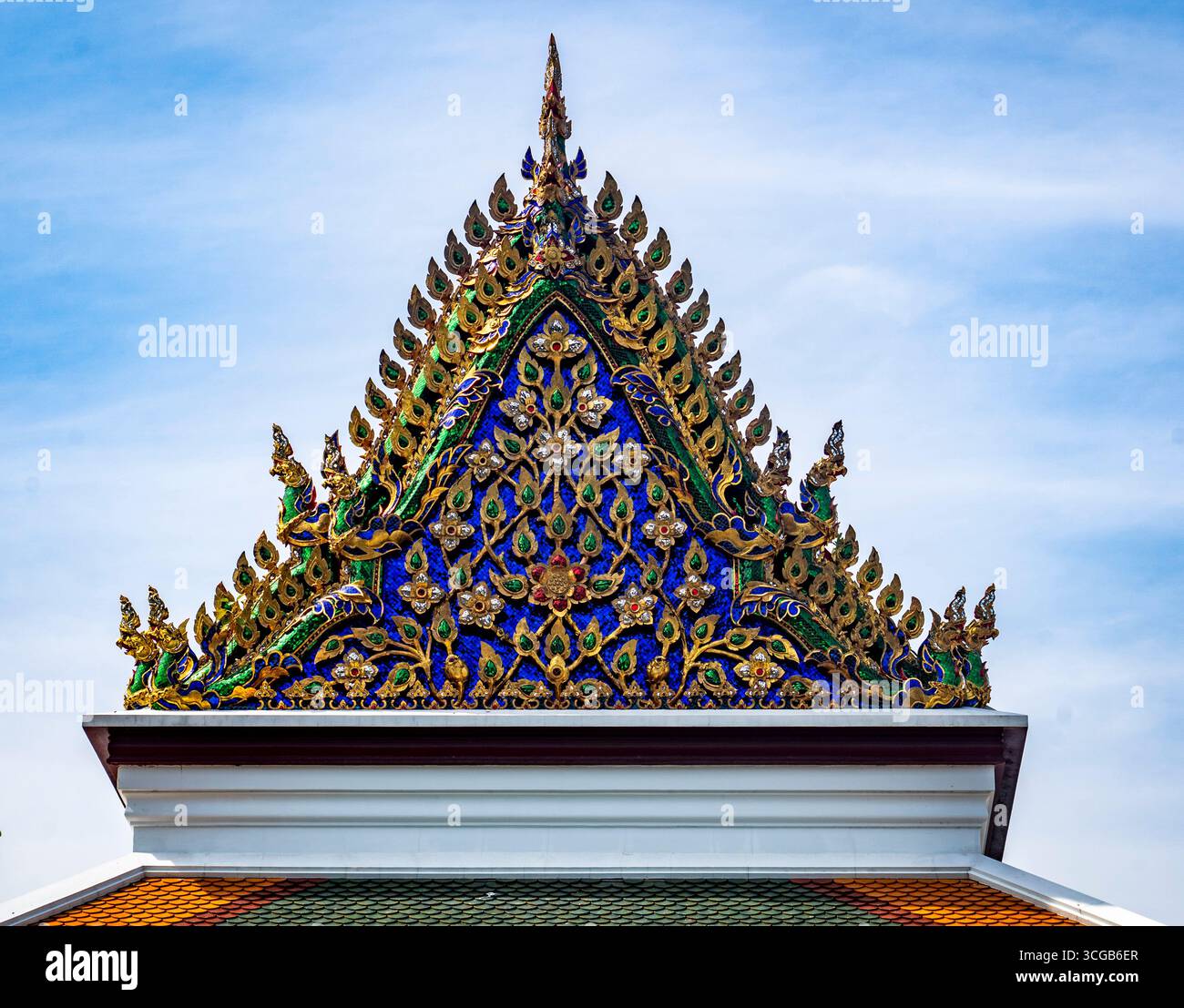 Tetto decorato del tempio con disegni intricati e colori vivaci su un cielo blu Foto Stock