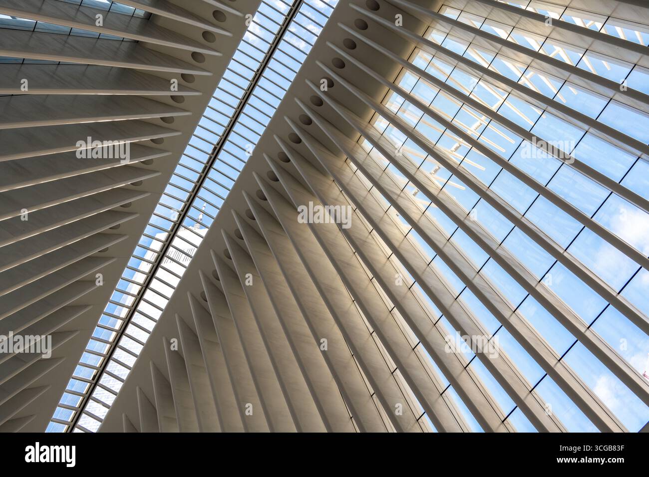 All'interno della stazione del World Trade Center che guarda verso il soffitto e il One World Trade Center sullo sfondo Foto Stock