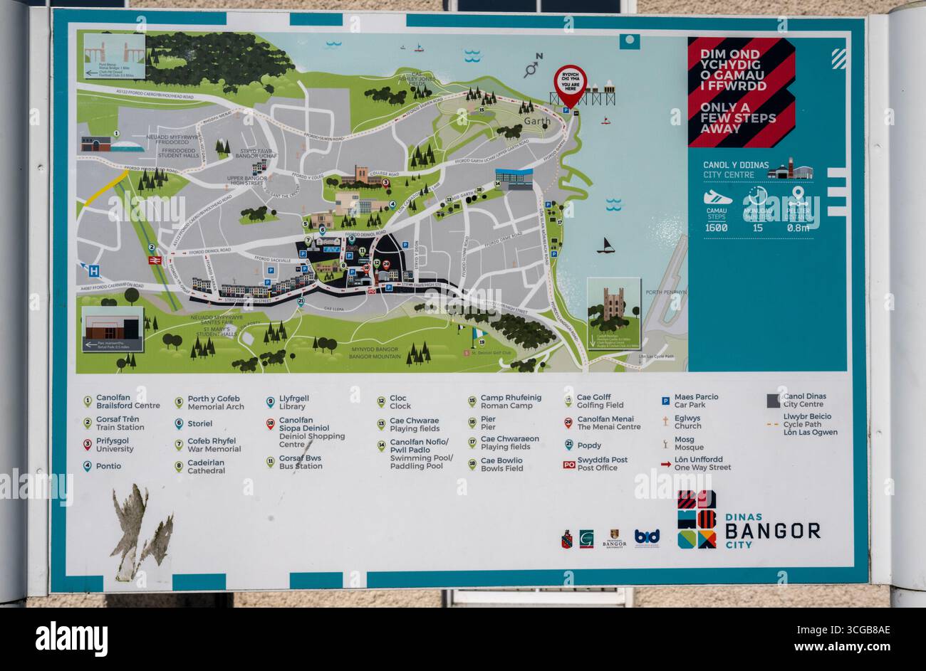 Grande tabellone informativo e mappa della città di Bangor, Galles. Foto Stock