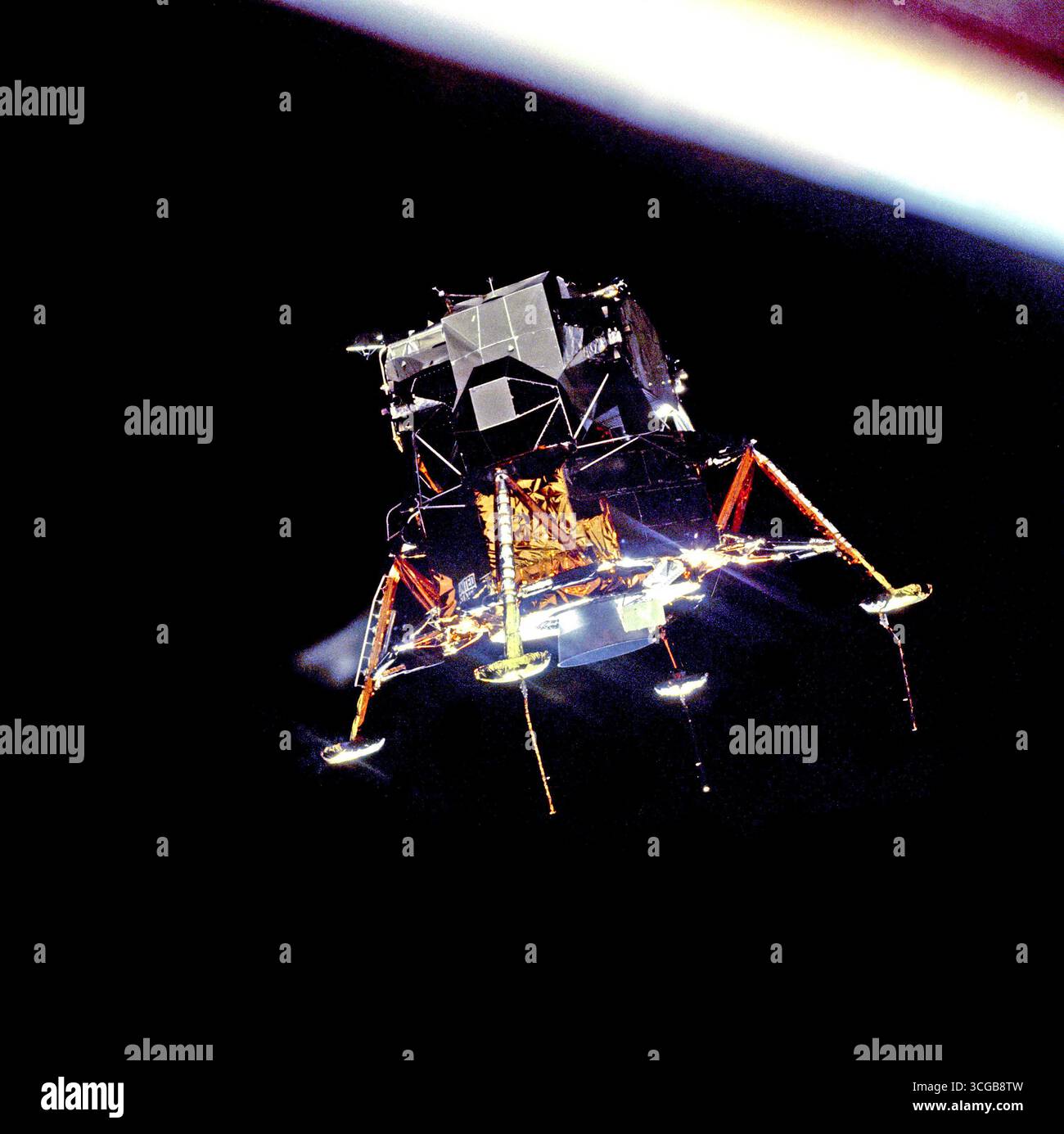 L'Apollo 11 Modulo Lunare (LM) " Eagle ", in una configurazione di atterraggio è fotografato in orbita lunare dal comando e moduli di servizio (CSM) "Columbia". All'interno della LM sono state Commander, Neil A. Armstrong, e il Modulo Lunare Pilot Edwin E. "Buzz" Aldrin Jr la lunga 'asta-like' sporgenze sotto le cialde di atterraggio sono superficie lunare sonde di rilevamento. In seguito a contatto con la superficie lunare le sonde inviano un segnale all'equipaggio per arrestare la discesa del motore. Foto Stock