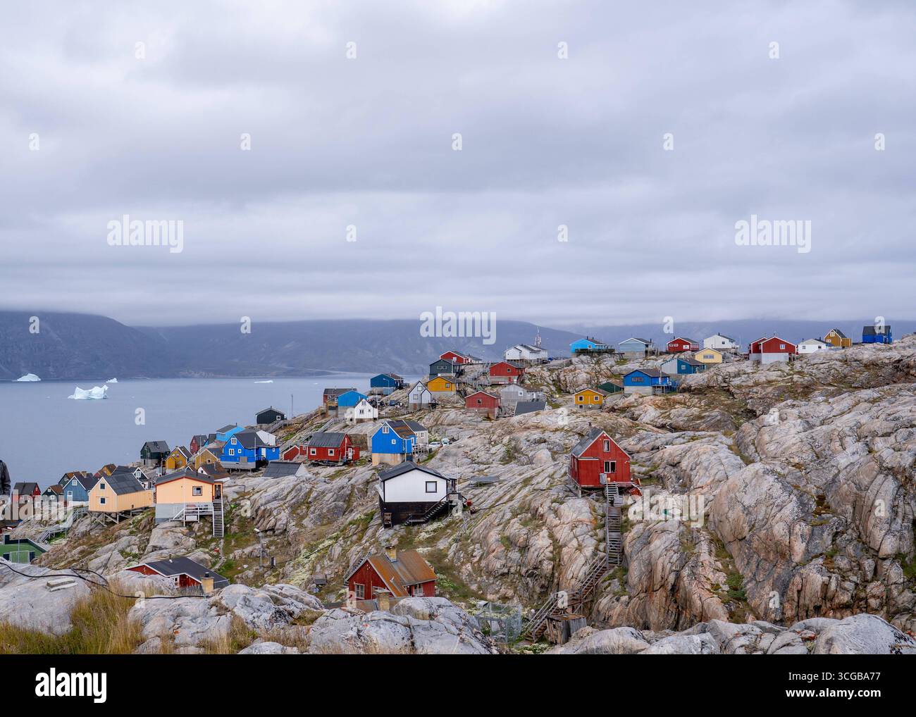 15.08.2025, Blick von einem Berg auf einen Teil der Stadt Blick auf einen Teil der Stadt Uummannaq. Die Häuser sind alle auf Felsen erbaut. *** 15 08 2025, Vista di parte della città da una montagna Vista di parte della città di Uummannaq le case sono tutte costruite su rocce Foto Stock