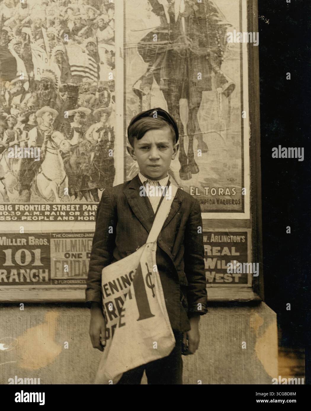 Una piccola novella in centro il sabato pomeriggio. St. Louis, Missouri. MID - Un gruppo di newsies che vendono sulla scala del Campidoglio. Tony, 8 anni, Dan, 9 anni, Joseph, 10 anni e John 11 anni. Washington, D.C. giusto - Tony Casale, 11 anni, vende 4 anni. Vende a volte fino alle 22.00. Il suo giornale mi diceva che il ragazzo gli aveva mostrato i segni sul braccio dove suo padre lo aveva morso per non aver venduto altri documenti. Lui (il ragazzo) disse: "Gli uomini Drunken ci dicono cattive parole". Hartford, Connecticut. Foto Stock