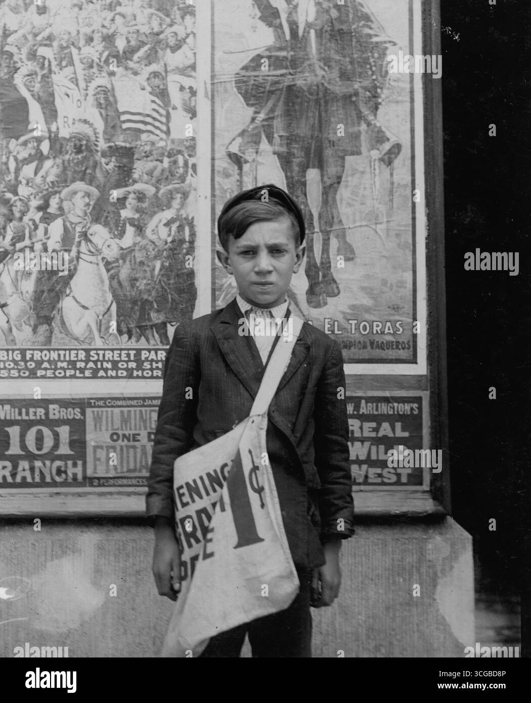 Una piccola novella in centro il sabato pomeriggio. St. Louis, Missouri. MID - Un gruppo di newsies che vendono sulla scala del Campidoglio. Tony, 8 anni, Dan, 9 anni, Joseph, 10 anni e John 11 anni. Washington, D.C. giusto - Tony Casale, 11 anni, vende 4 anni. Vende a volte fino alle 22.00. Il suo giornale mi diceva che il ragazzo gli aveva mostrato i segni sul braccio dove suo padre lo aveva morso per non aver venduto altri documenti. Lui (il ragazzo) disse: "Gli uomini Drunken ci dicono cattive parole". Hartford, Connecticut. Foto Stock