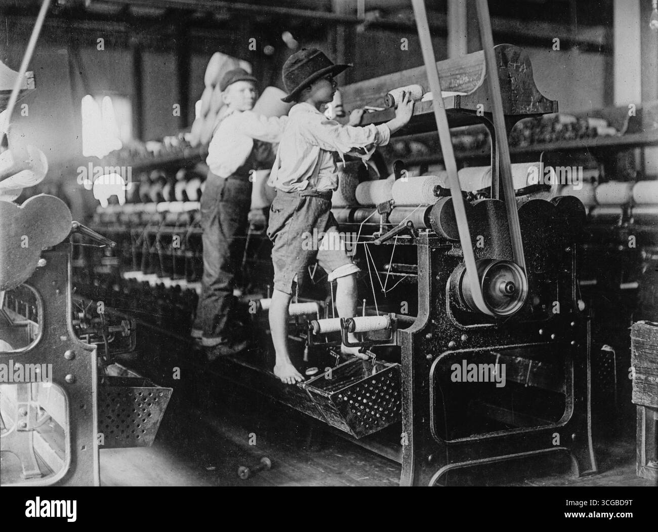 Una vista generale della camera di filatura, Cornell Mill. Fall River, Massachusetts. MID - Uno sguardo del mondo esterno. Ha detto che aveva 11 anni. Lavora da più di un anno. Rhodes Mfg. Co Lincolnton, North Carolina giusto - alcuni ragazzi e ragazze erano così piccoli che dovevano salire sul telaio rotante per riparare fili rotti e rimettere le bobine vuote. Bibb Mill N. 1. Macon, Georgia. Foto Stock