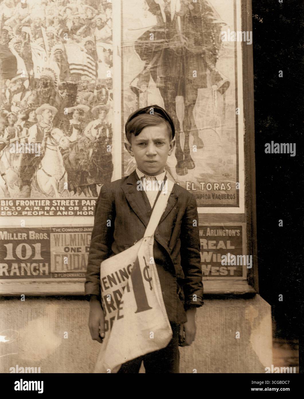 Una piccola novella in centro il sabato pomeriggio. St. Louis, Missouri. MID - Un gruppo di newsies che vendono sulla scala del Campidoglio. Tony, 8 anni, Dan, 9 anni, Joseph, 10 anni e John 11 anni. Washington, D.C. giusto - Tony Casale, 11 anni, vende 4 anni. Vende a volte fino alle 22.00. Il suo giornale mi diceva che il ragazzo gli aveva mostrato i segni sul braccio dove suo padre lo aveva morso per non aver venduto altri documenti. Lui (il ragazzo) disse: "Gli uomini Drunken ci dicono cattive parole". Hartford, Connecticut. Foto Stock