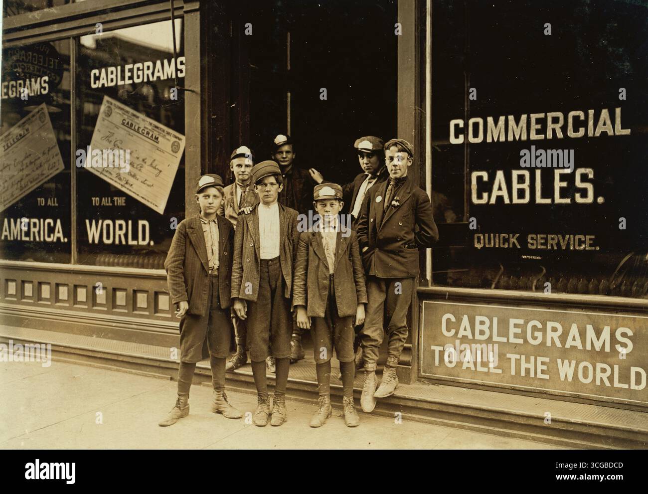 Una piccola novella in centro il sabato pomeriggio. St. Louis, Missouri. MID - Un gruppo di newsies che vendono sulla scala del Campidoglio. Tony, 8 anni, Dan, 9 anni, Joseph, 10 anni e John 11 anni. Washington, D.C. giusto - Tony Casale, 11 anni, vende 4 anni. Vende a volte fino alle 22.00. Il suo giornale mi diceva che il ragazzo gli aveva mostrato i segni sul braccio dove suo padre lo aveva morso per non aver venduto altri documenti. Lui (il ragazzo) disse: "Gli uomini Drunken ci dicono cattive parole". Hartford, Connecticut. Foto Stock