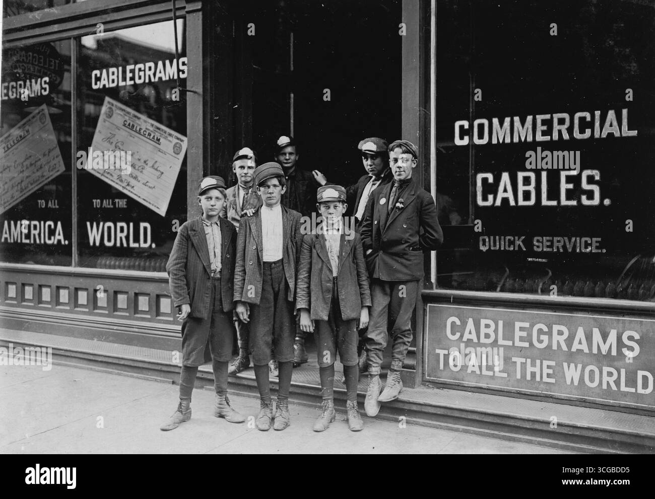 Una piccola novella in centro il sabato pomeriggio. St. Louis, Missouri. MID - Un gruppo di newsies che vendono sulla scala del Campidoglio. Tony, 8 anni, Dan, 9 anni, Joseph, 10 anni e John 11 anni. Washington, D.C. giusto - Tony Casale, 11 anni, vende 4 anni. Vende a volte fino alle 22.00. Il suo giornale mi diceva che il ragazzo gli aveva mostrato i segni sul braccio dove suo padre lo aveva morso per non aver venduto altri documenti. Lui (il ragazzo) disse: "Gli uomini Drunken ci dicono cattive parole". Hartford, Connecticut. Foto Stock
