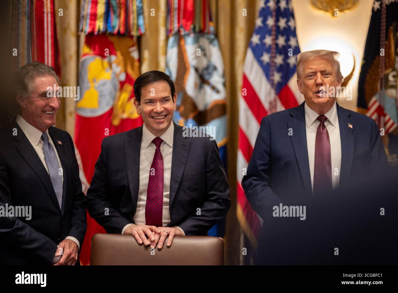 Il presidente Donald J. Trump sta insieme al segretario di Stato Marco Rubio e al governatore Doug Burgum durante una riunione di gabinetto alla Casa Bianca a Washington, D.C., il 26 agosto 2025. La riunione ha riguardato le priorità politiche e amministrative nazionali. Per gentile concessione della Casa Bianca. Foto Stock