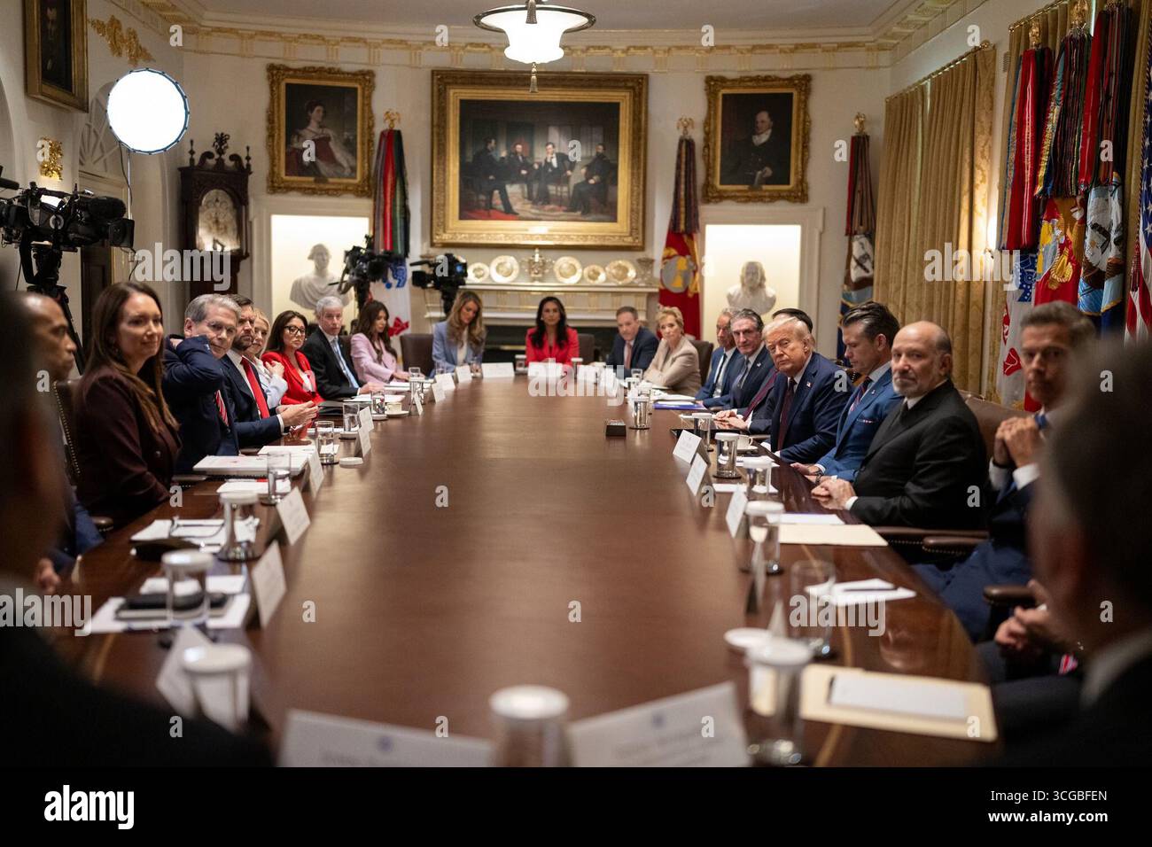 Il presidente Donald J. Trump tiene la sua settima riunione di gabinetto del suo secondo mandato nella sala del gabinetto della Casa Bianca, Washington, D.C., il 26 agosto 2025. La sessione ha affrontato le normative sul commercio digitale, le forze dell'ordine nella capitale e la politica della Federal Reserve. Per gentile concessione della Casa Bianca. Foto Stock