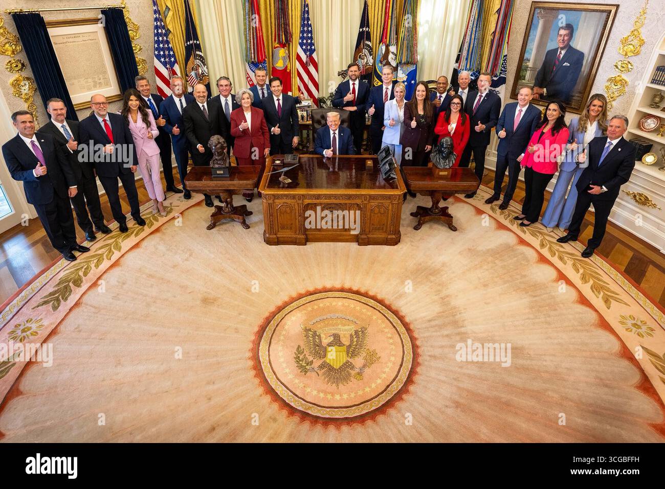 Il presidente Donald J. Trump si presenta con i membri del Gabinetto e gli alti funzionari dell'Ufficio ovale alla Casa Bianca, Washington, D.C., il 26 agosto 2025. Il gruppo si è riunito dopo la settima riunione del Gabinetto del Presidente del suo secondo mandato. Per gentile concessione della Casa Bianca. Foto Stock