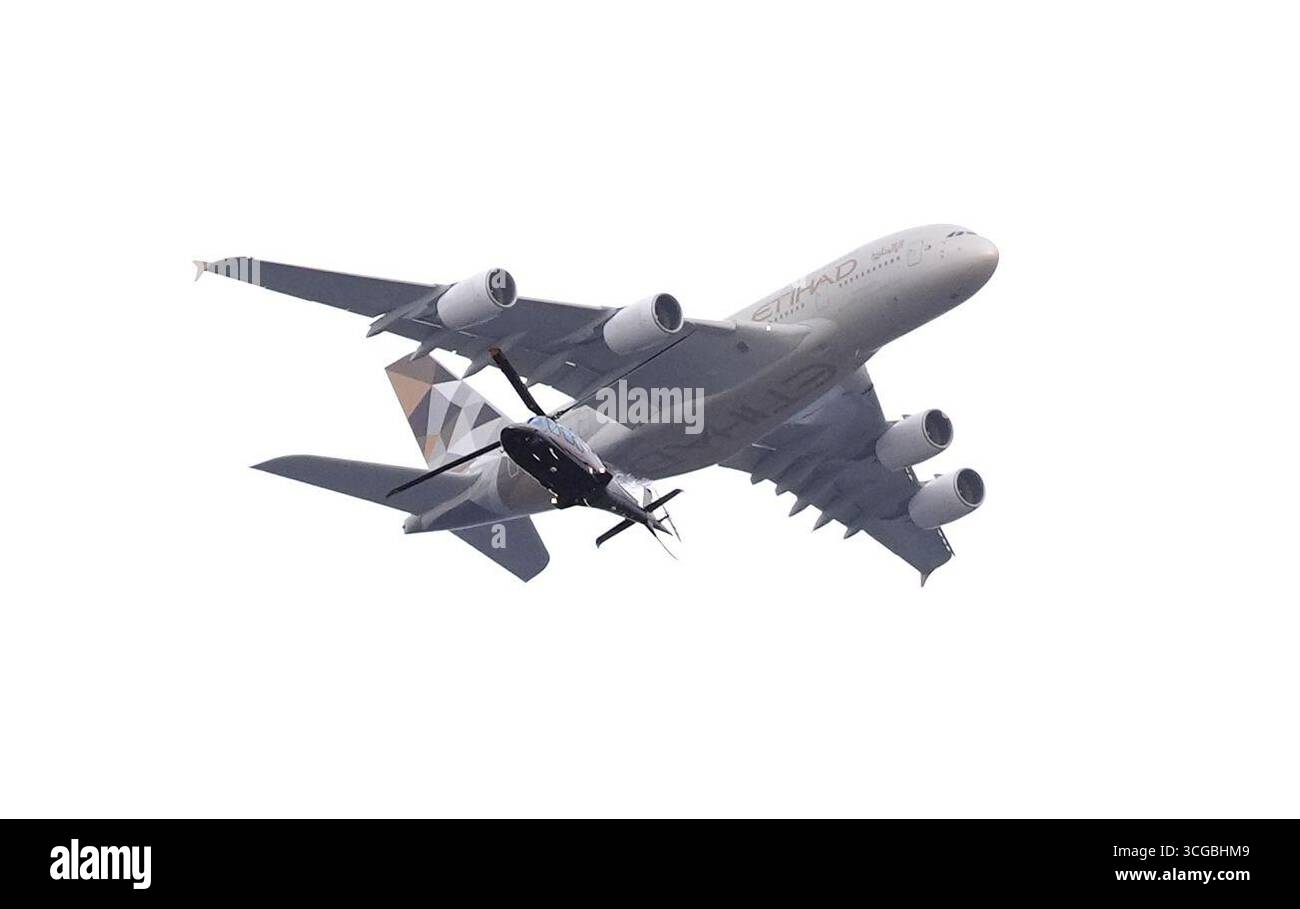 Una vista generale di un aereo e di un elicottero che sembrano essere nelle immediate vicinanze prima della partita del secondo turno della Carabao Cup all'Hill Craven Cottage, Londra. Data foto: Mercoledì 27 agosto 2025. Foto Stock