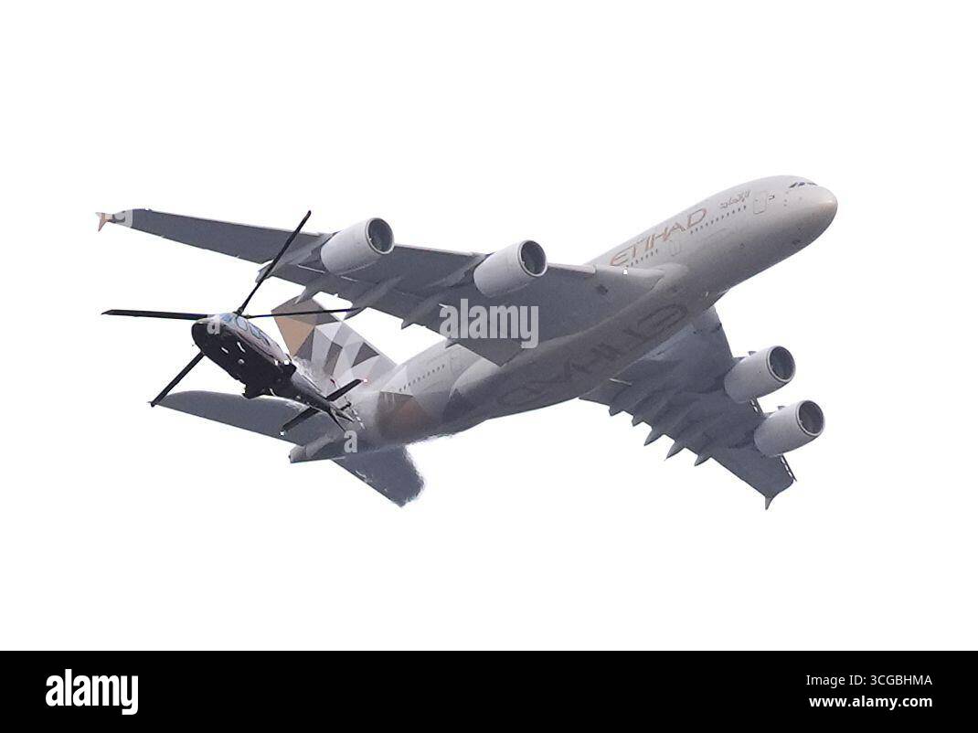 Una vista generale di un aereo e di un elicottero che sembrano essere nelle immediate vicinanze prima della partita del secondo turno della Carabao Cup all'Hill Craven Cottage, Londra. Data foto: Mercoledì 27 agosto 2025. Foto Stock