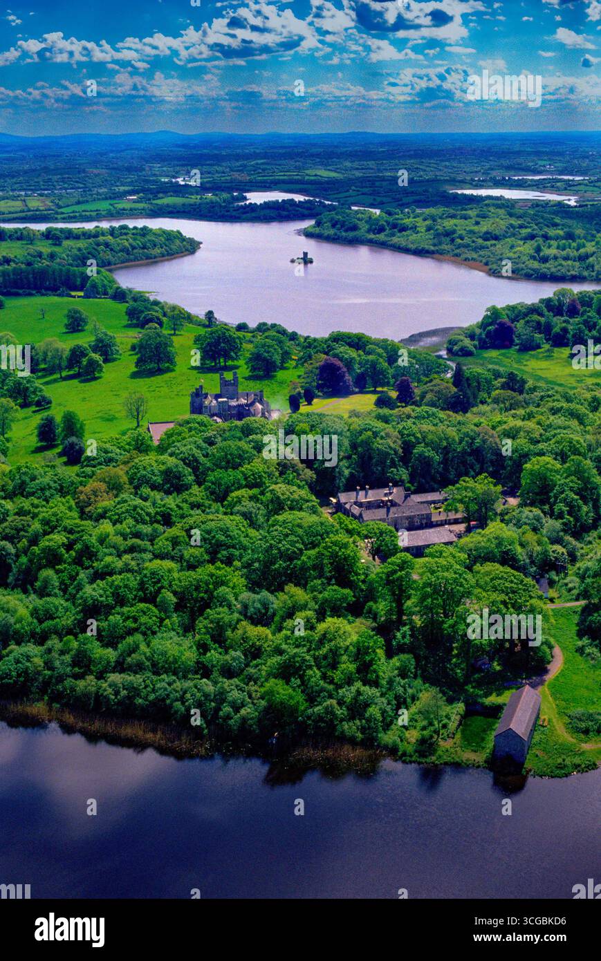 Aerea del castello di Crom nell'Upper Lough Erne, contea di Fermanagh, Irlanda del Nord. Foto Stock