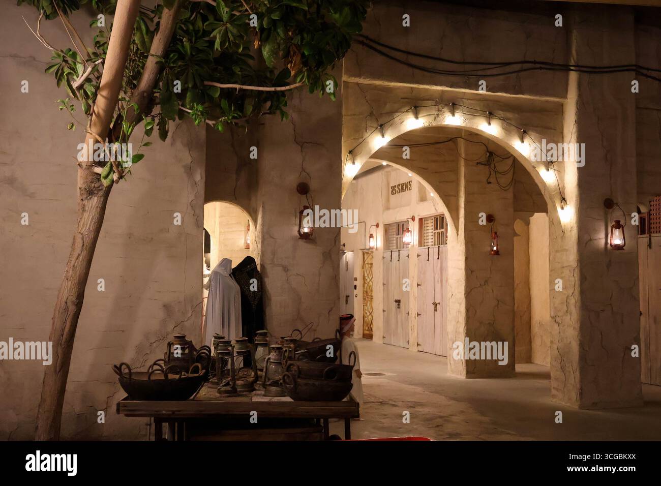 Quartiere storico al Seef a Dubai con architettura tradizionale, vista sul lungomare, negozi e fascino culturale. Foto Stock