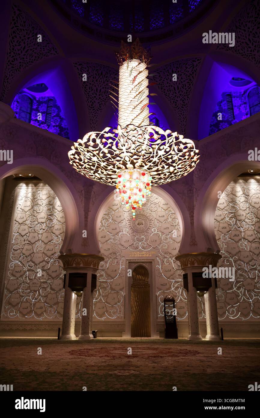 Magnifica grande Moschea dello Sceicco Zayed ad Abu Dhabi con splendidi interni, design islamico e bellezza culturale. Foto Stock