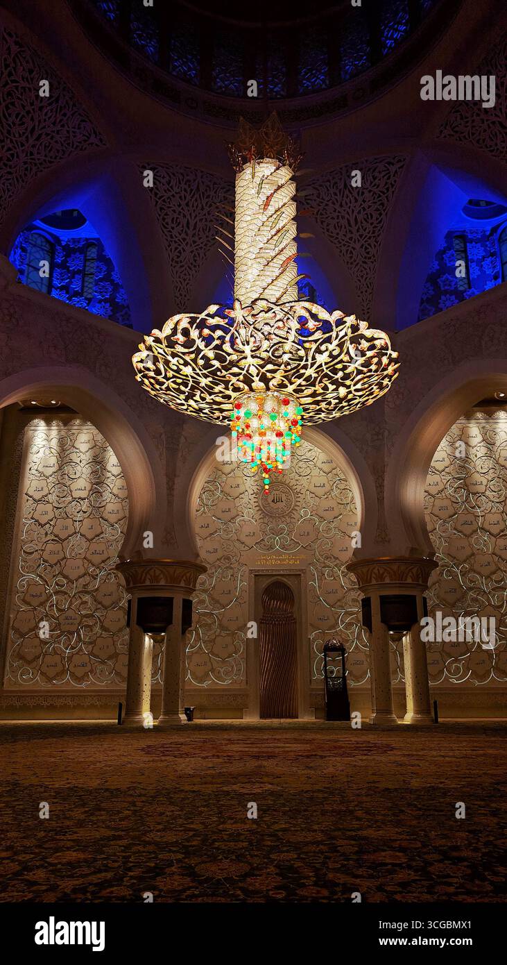 Magnifica grande Moschea dello Sceicco Zayed ad Abu Dhabi con splendidi interni, design islamico e bellezza culturale. Foto Stock