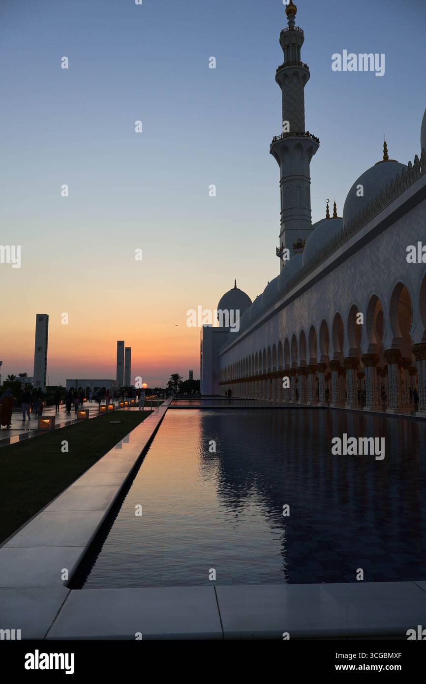Magnifica grande Moschea dello Sceicco Zayed ad Abu Dhabi con splendidi interni, design islamico e bellezza culturale. Foto Stock