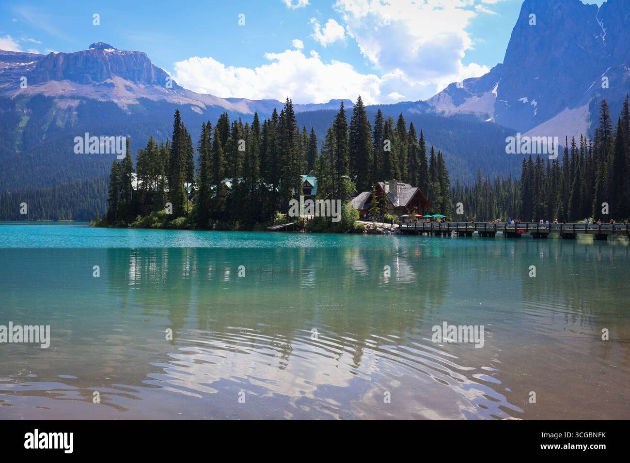 Tranquillo lago Emerald nel Parco Nazionale di Yoho con acque turchesi, riflessi di montagna e lussureggianti foreste alpine. Foto Stock