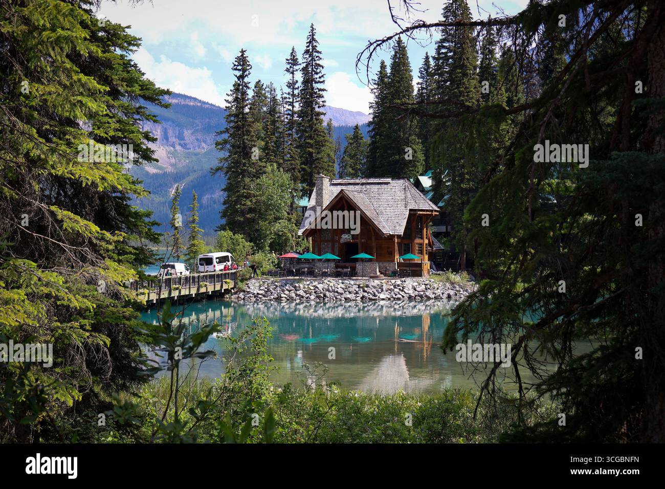 Tranquillo lago Emerald nel Parco Nazionale di Yoho con acque turchesi, riflessi di montagna e lussureggianti foreste alpine. Foto Stock