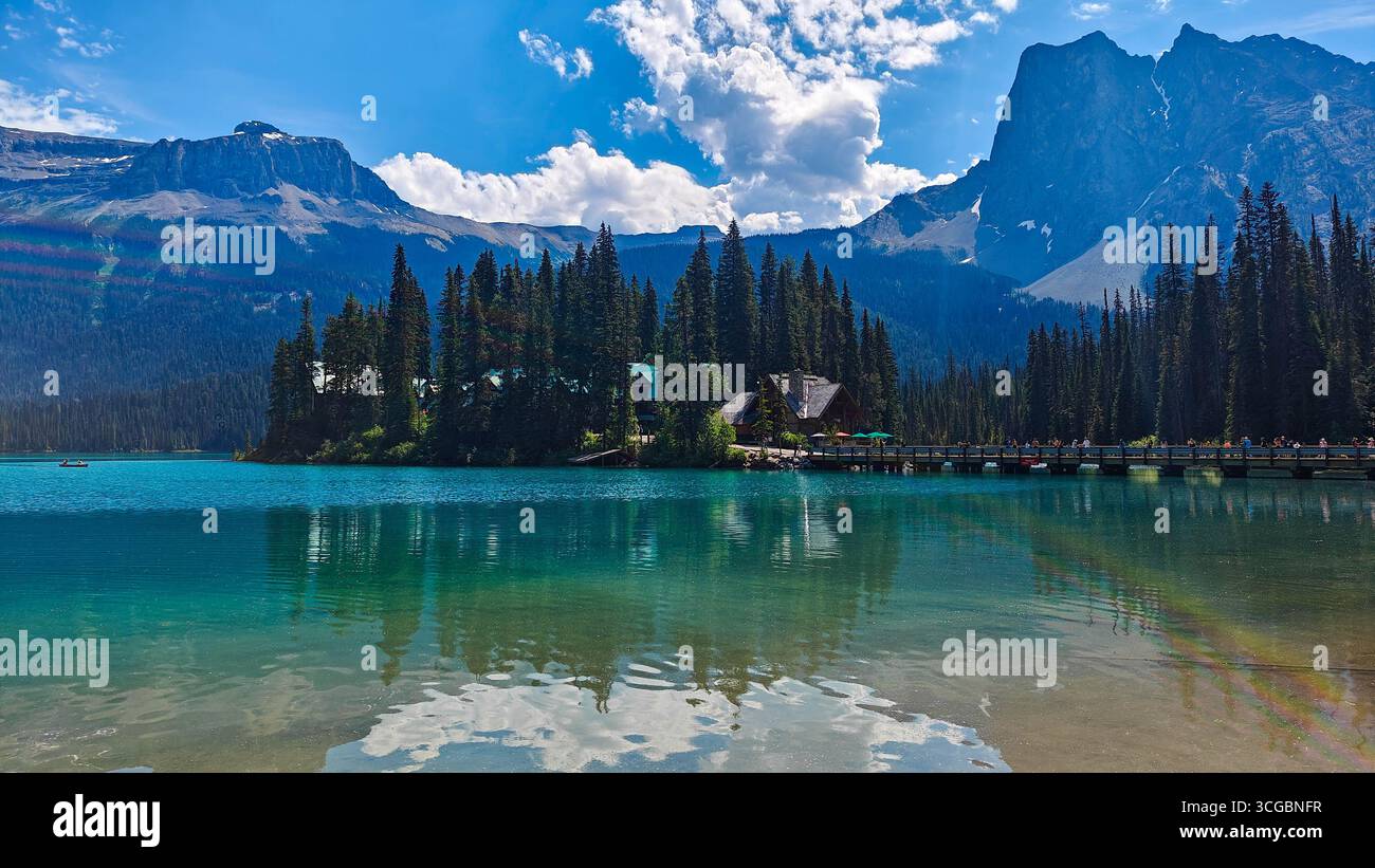Tranquillo lago Emerald nel Parco Nazionale di Yoho con acque turchesi, riflessi di montagna e lussureggianti foreste alpine. Foto Stock