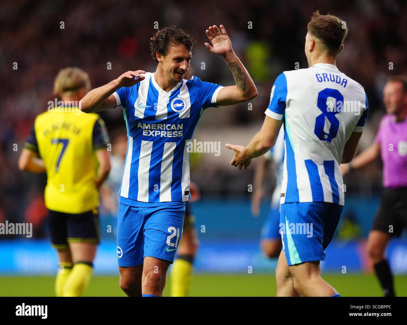 Olivier Boscagli di Brighton e Hove Albion festeggia con Brajan Gruda di Brighton e Hove Albion dopo aver segnato il suo primo gol a squadre durante la partita del secondo turno della Carabao Cup all'Hill Kassam Stadium di Oxford. Data foto: Mercoledì 27 agosto 2025. Foto Stock