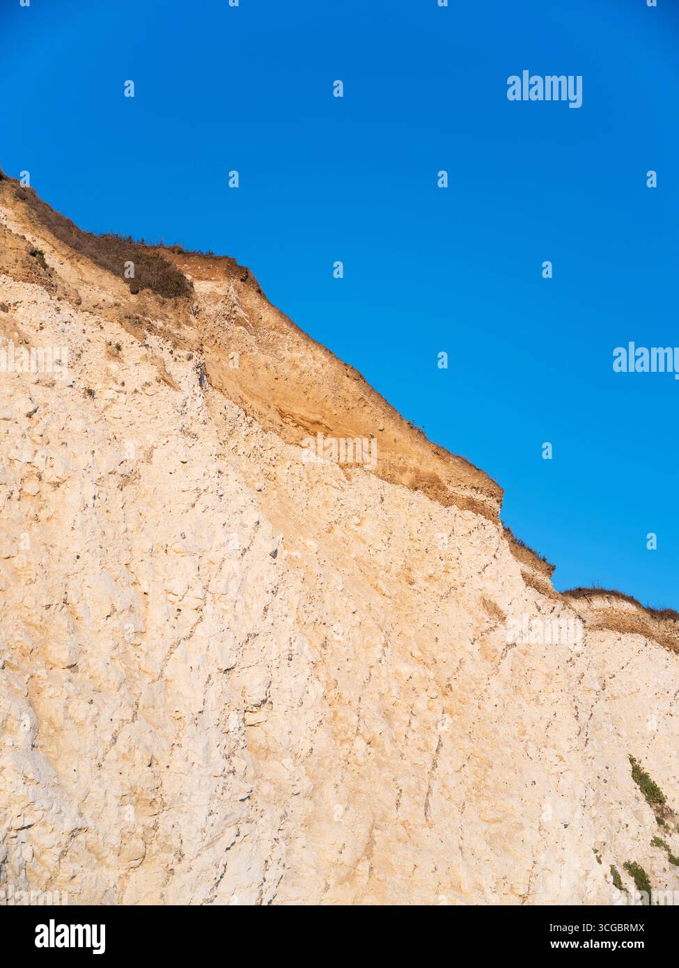 Scogliere di gesso in una giornata di sole a Freshwater Bay, Isola di Wight. Foto Stock