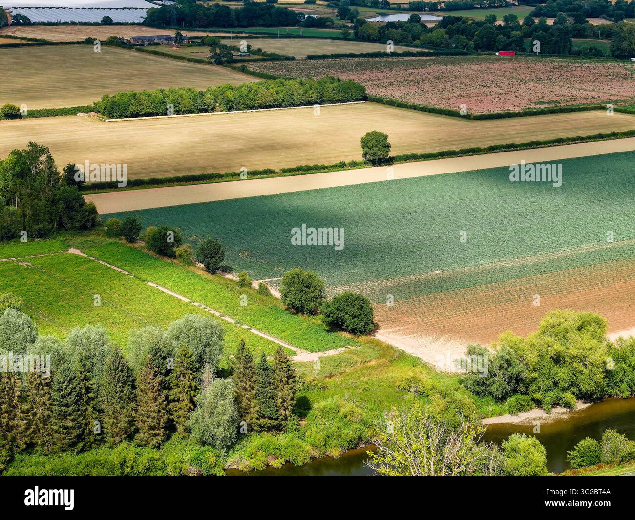 Vista aerea dei terreni agricoli e dei campi di patchwork nella Wye Valley, in Inghilterra Foto Stock